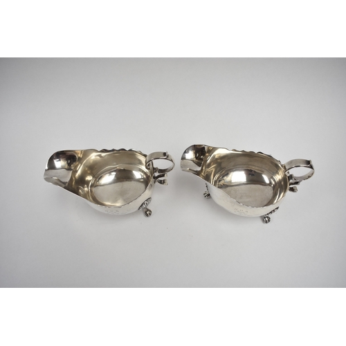 8020 - A pair of Thomas Bradbury & Son sauce boats with crested detail Moto ' Hold Fast', London 1900, 9cm ... 
