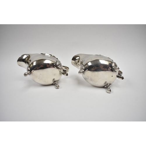 8020 - A pair of Thomas Bradbury & Son sauce boats with crested detail Moto ' Hold Fast', London 1900, 9cm ... 