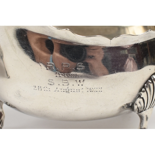 8020 - A pair of Thomas Bradbury & Son sauce boats with crested detail Moto ' Hold Fast', London 1900, 9cm ... 