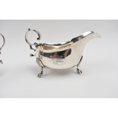 8020 - A pair of Thomas Bradbury & Son sauce boats with crested detail Moto ' Hold Fast', London 1900, 9cm ... 