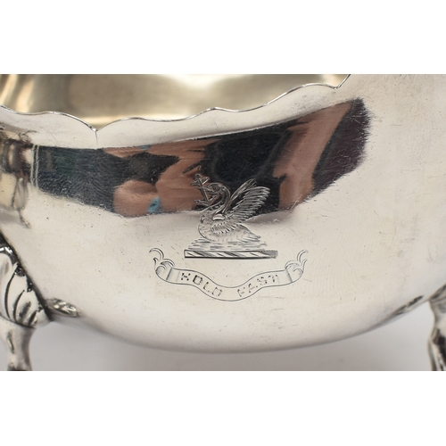 8020 - A pair of Thomas Bradbury & Son sauce boats with crested detail Moto ' Hold Fast', London 1900, 9cm ... 