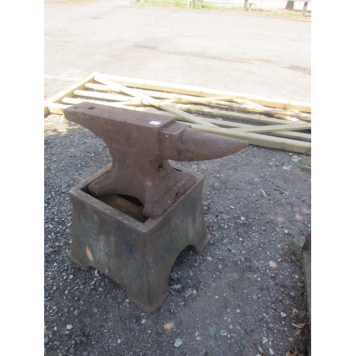 3532 - An anvil with stand