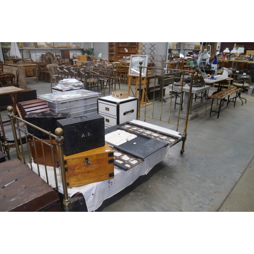 Lot 2002      