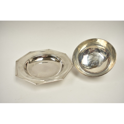 8011 - An Edwardian silver muffin dish, plain form, finial top, octagonal base, maker C.S. London 1901, 480... 