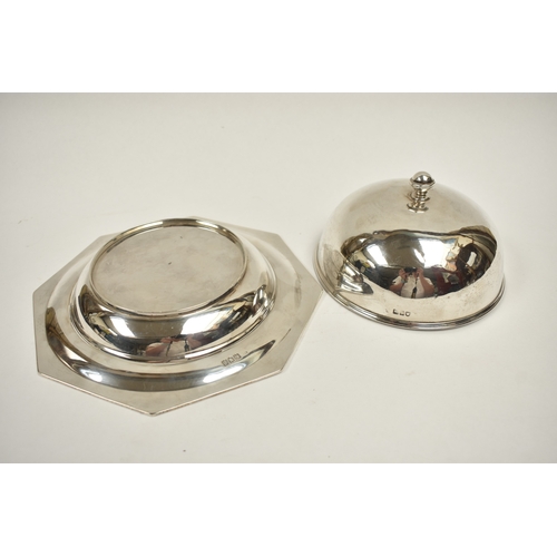 8011 - An Edwardian silver muffin dish, plain form, finial top, octagonal base, maker C.S. London 1901, 480... 
