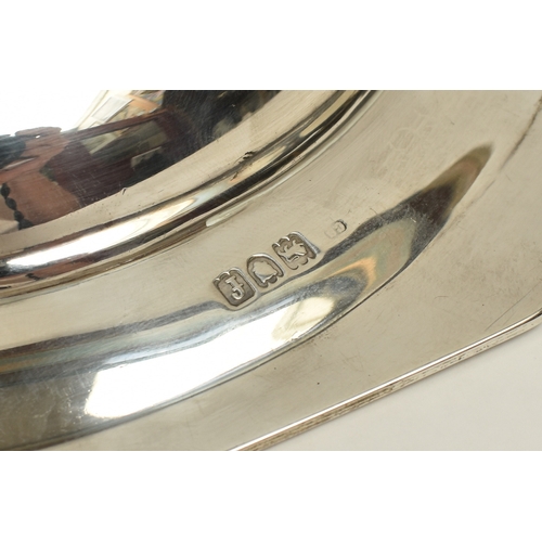 8011 - An Edwardian silver muffin dish, plain form, finial top, octagonal base, maker C.S. London 1901, 480... 