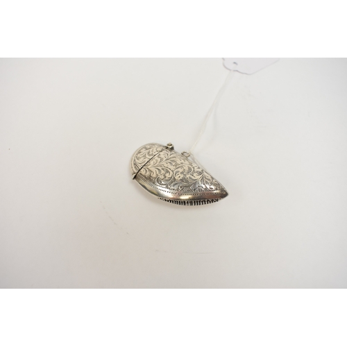 8042 - C. L. Stait & Co., silver mussel shell shaped vesta case, Birmingham 1905, 6.5cm long, 22g