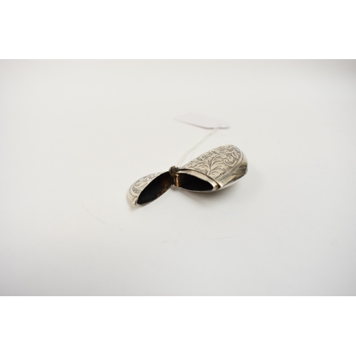 8042 - C. L. Stait & Co., silver mussel shell shaped vesta case, Birmingham 1905, 6.5cm long, 22g