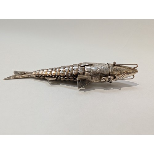 8039 - An articulated snuff in the form of a fish, 23.8g
