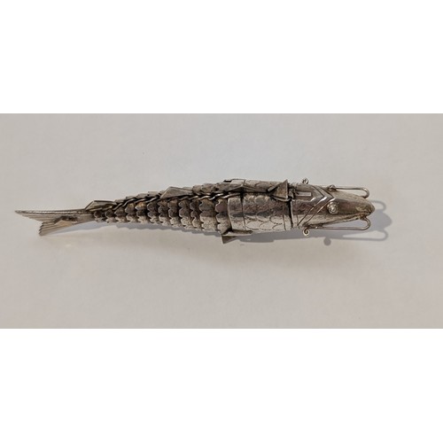 8039 - An articulated snuff in the form of a fish, 23.8g