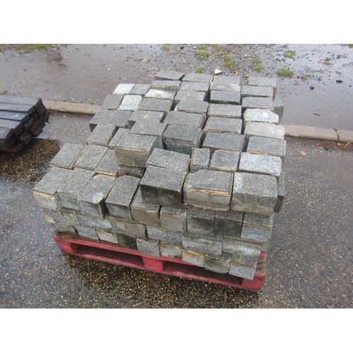 3553 - A pallet of reclaimed granite sets. approx 200 150mm x 100mm