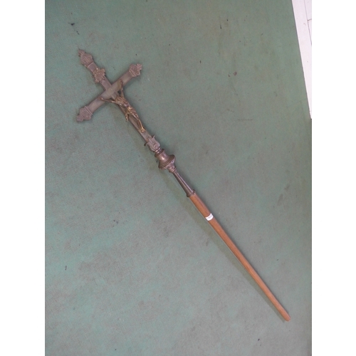 9022 - A brass long handled processional church cross
