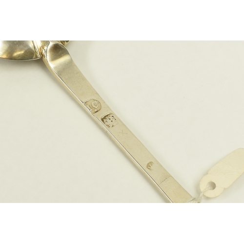 5069 - A late 17th Century silver trefid spoon, oval bowl with a raised rat-tail to reverse, 18..5cm long, ... 