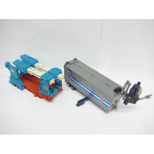 6022 - A collection of loose Hasbro/Takara vintage G1 Transformers including Scorponrok, Apeface, Joyride, ... 