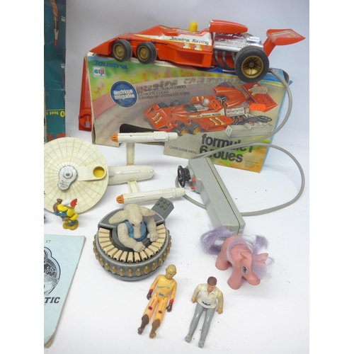 6037 - A group of mixed toys including Joustra battery operated remote control Formula 1 racing car, TV and... 