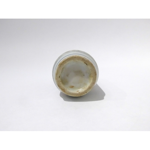 9017 - A snuff bottle decorated in imari palette depicting gods

7.7cm high

Provenance 
Henry Potter Steve... 