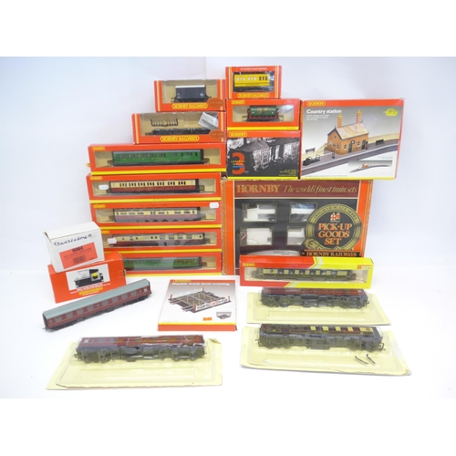 A Hornby 00 gauge R549 Pick-Up Goods Set box with mixed contents (no ...