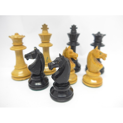 6050 - A vintage wooden chess set, tallest piece 7cm, and a set of bone dominoes