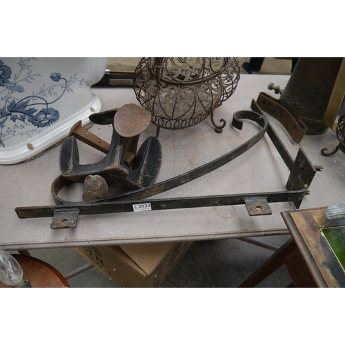 Lot 2033      