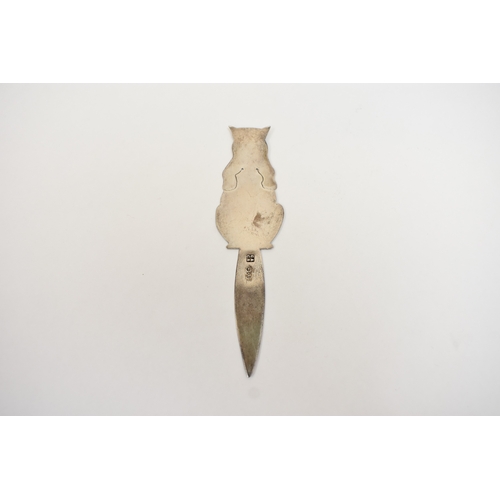 5064 - A Charles Asprey & Charles Asprey Junior silver bookmark in the form of a cat, London 1889, 11cm lon... 