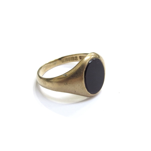 7492 - A 9ct gold onyx signet ring. Size T, 5g