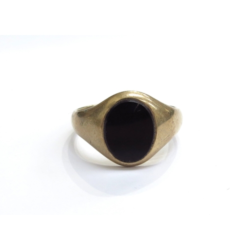 7492 - A 9ct gold onyx signet ring. Size T, 5g