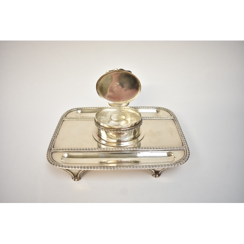 5046 - A C&S Ltd silver desk pen and ink stand with central lidded inkwell with glass liner, London 1901, 7... 