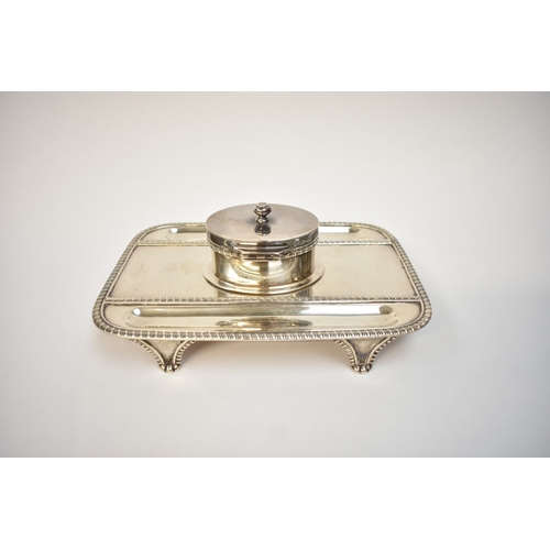 5046 - A C&S Ltd silver desk pen and ink stand with central lidded inkwell with glass liner, London 1901, 7... 