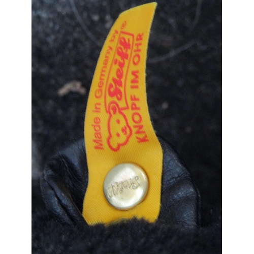 1025 - A modern Steiff gorilla 