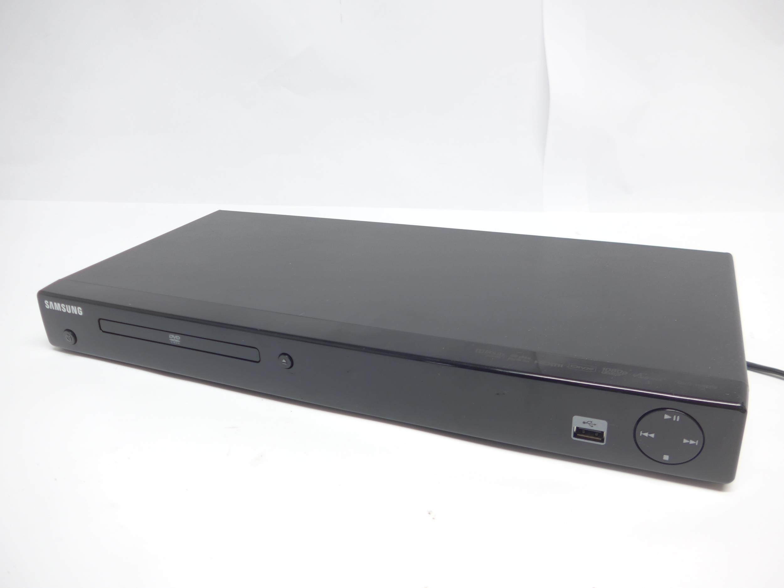 Hi-fi - A Pioneer component stereo system, comprising PL-X772 turntable ...