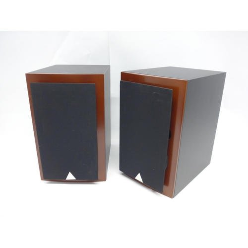 7541 - Hi-fi - A pair of Triangle Electroacoustique Titus XS bookshelf speakers, serial no.201010