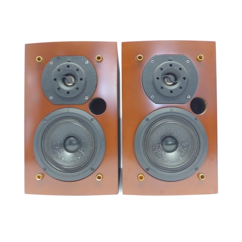 7541 - Hi-fi - A pair of Triangle Electroacoustique Titus XS bookshelf speakers, serial no.201010