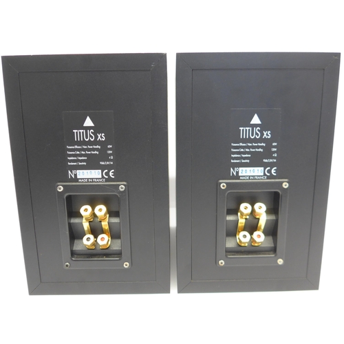 7541 - Hi-fi - A pair of Triangle Electroacoustique Titus XS bookshelf speakers, serial no.201010