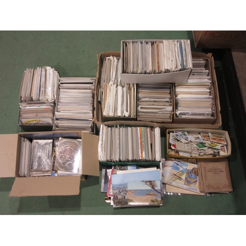 A large collection of postcards to include early 20th Century examples ...