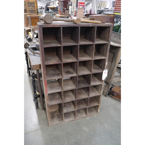 2038 - A pigeon hole unit