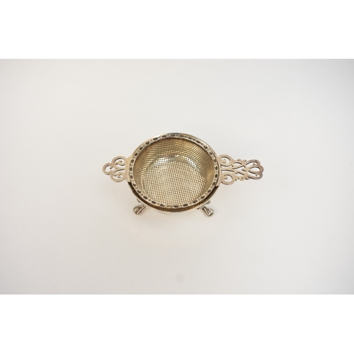 5027 - A J.B. Chatterley & Sons Ltd silver tea strainer and stand, Birmingham 1966 and 1967.  83g