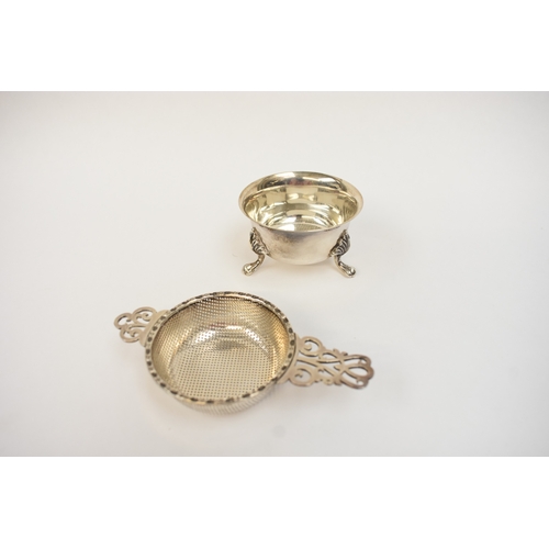 5027 - A J.B. Chatterley & Sons Ltd silver tea strainer and stand, Birmingham 1966 and 1967.  83g