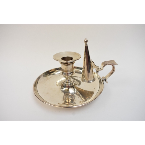 5033 - A late Victorian silver chamberstick, with conical extinguisher. London 1900. By R&S Garrard & Co, H... 