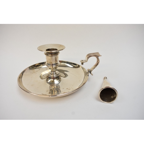 5033 - A late Victorian silver chamberstick, with conical extinguisher. London 1900. By R&S Garrard & Co, H... 