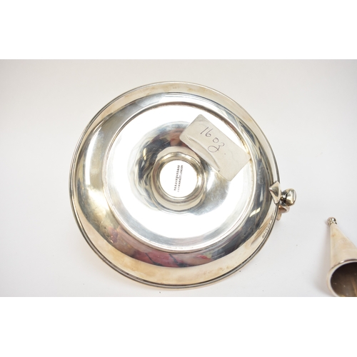 5033 - A late Victorian silver chamberstick, with conical extinguisher. London 1900. By R&S Garrard & Co, H... 
