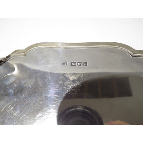 5043 - A George IV square shaped silver waiter standing on four scroll feet, Henry Stratford, London, 1822,... 