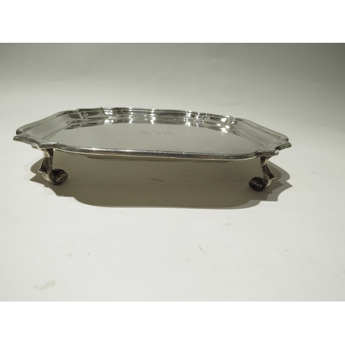 5043 - A George IV square shaped silver waiter standing on four scroll feet, Henry Stratford, London, 1822,... 