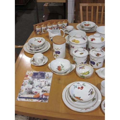 1019 - A large quantity of Royal Worcester 'Evesham' table ware