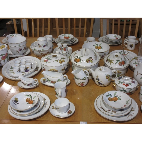 1019 - A large quantity of Royal Worcester 'Evesham' table ware