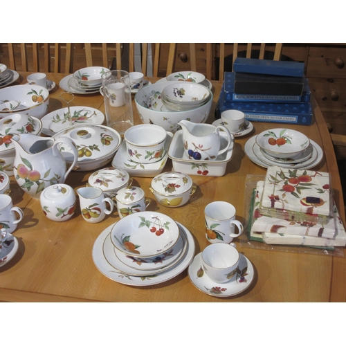 1019 - A large quantity of Royal Worcester 'Evesham' table ware