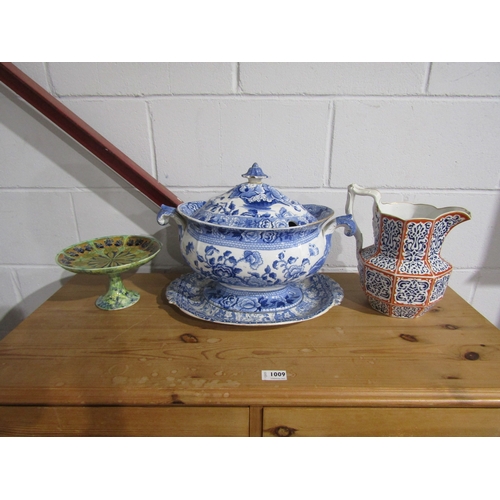 1001 - A collection of ceramics and glassware to include a blue and white tureen and cover, sponge ware dec... 
