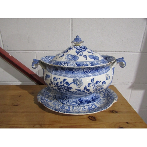 1001 - A collection of ceramics and glassware to include a blue and white tureen and cover, sponge ware dec... 