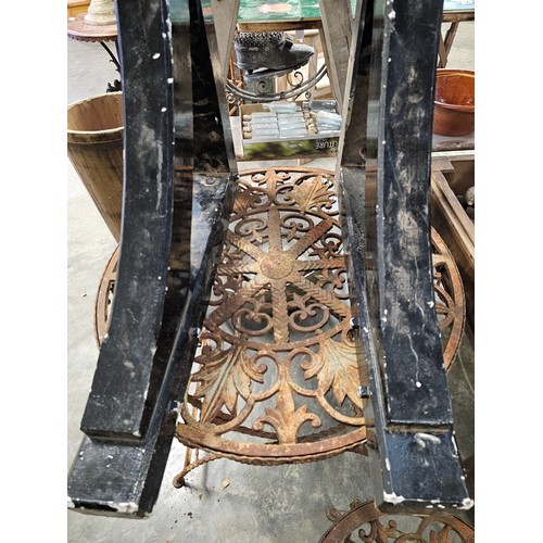 2015 - A cast iron garden table and chairs