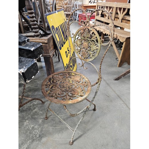 2015 - A cast iron garden table and chairs