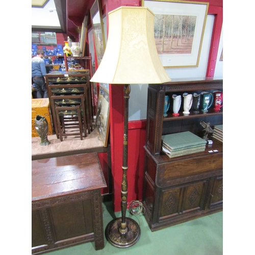 4019 - A chinoiserie hand-painted standard lamp with motifs of foliage, buildings and people. With shade